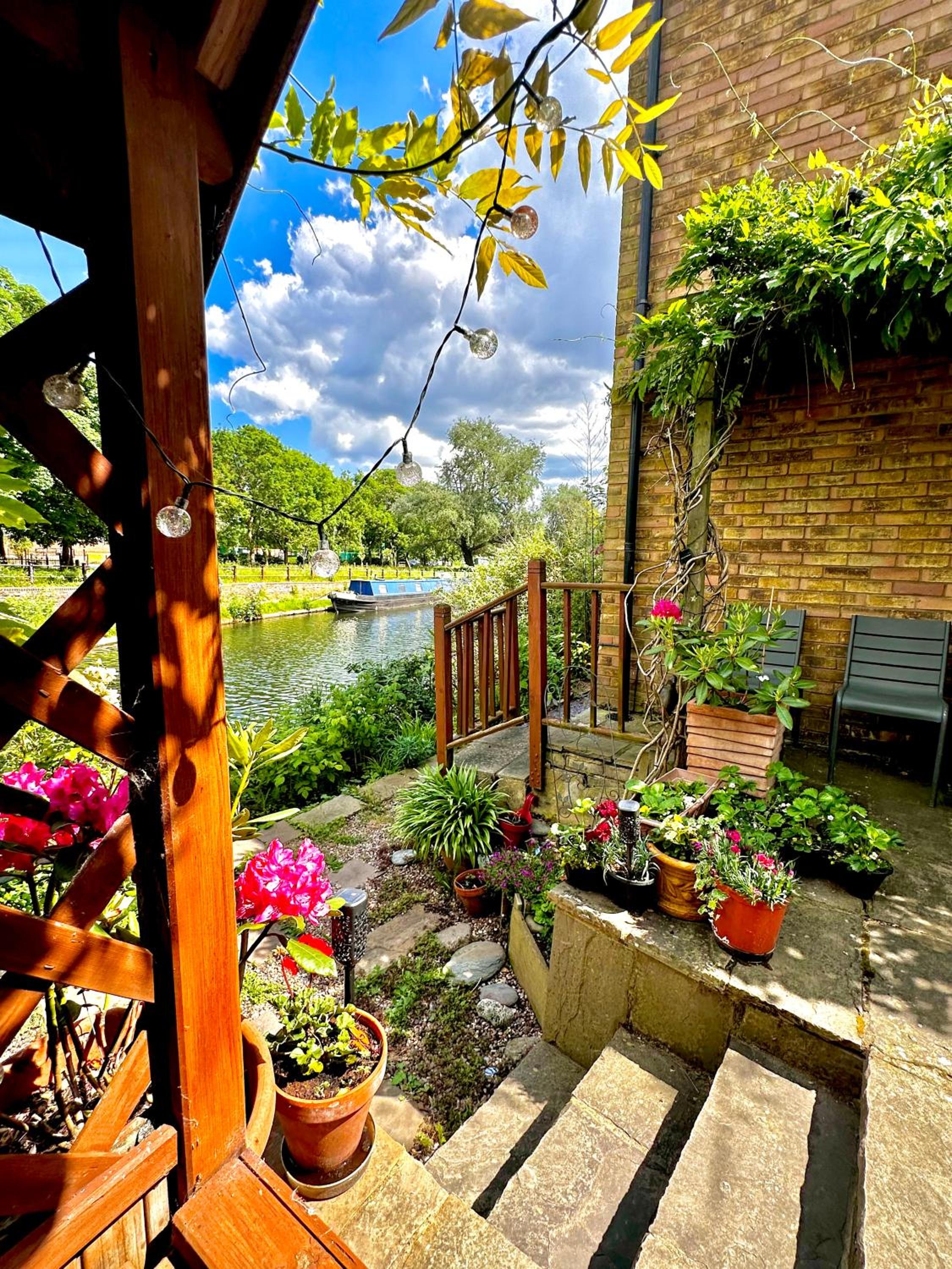Amazing Location - City of London- 2 Bedroom Stunning Canal View House With Private Garden,Parking & Balcony