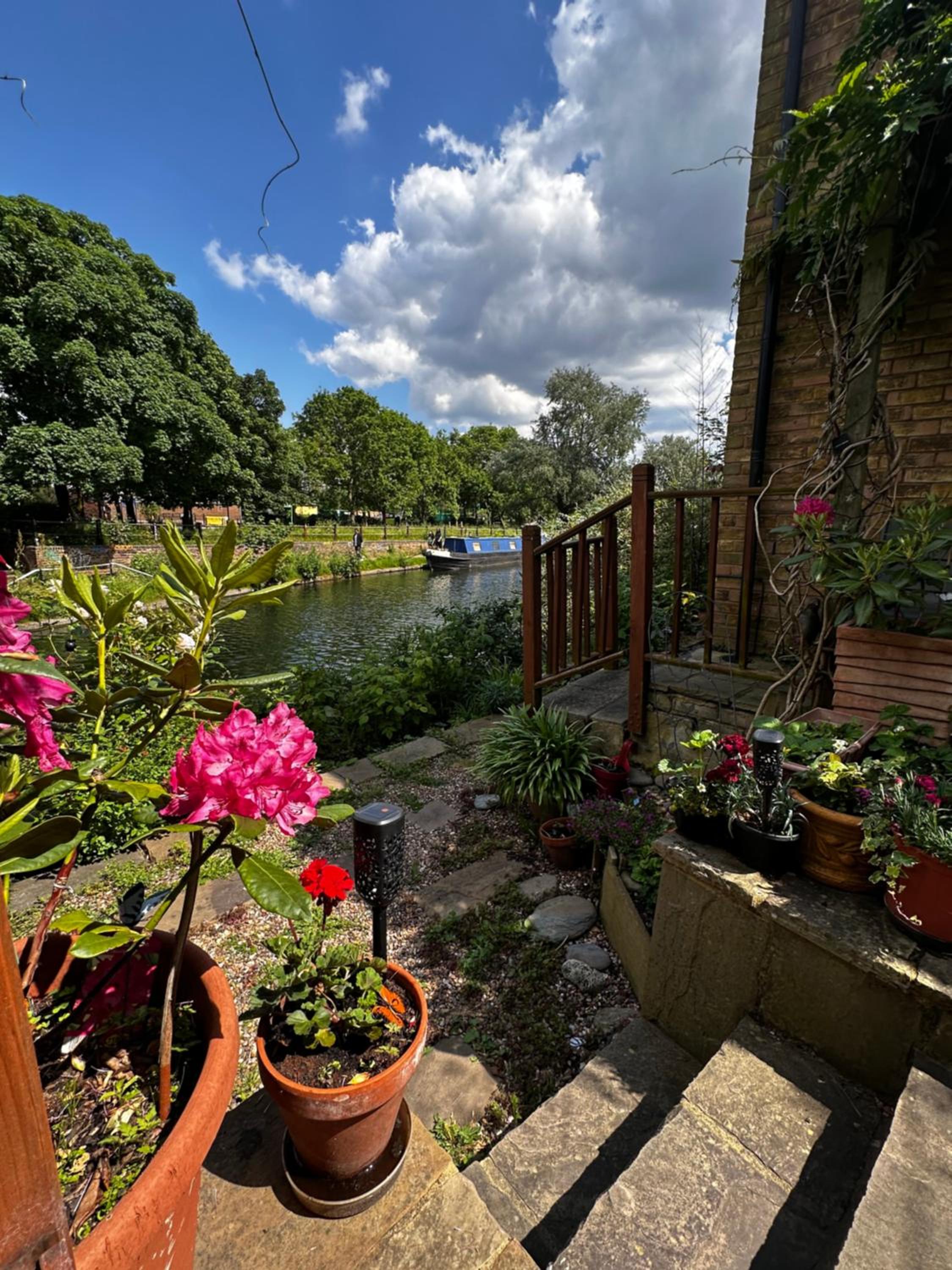 Amazing Location - City of London- 2 Bedroom Stunning Canal View House With Private Garden,Parking & Balcony