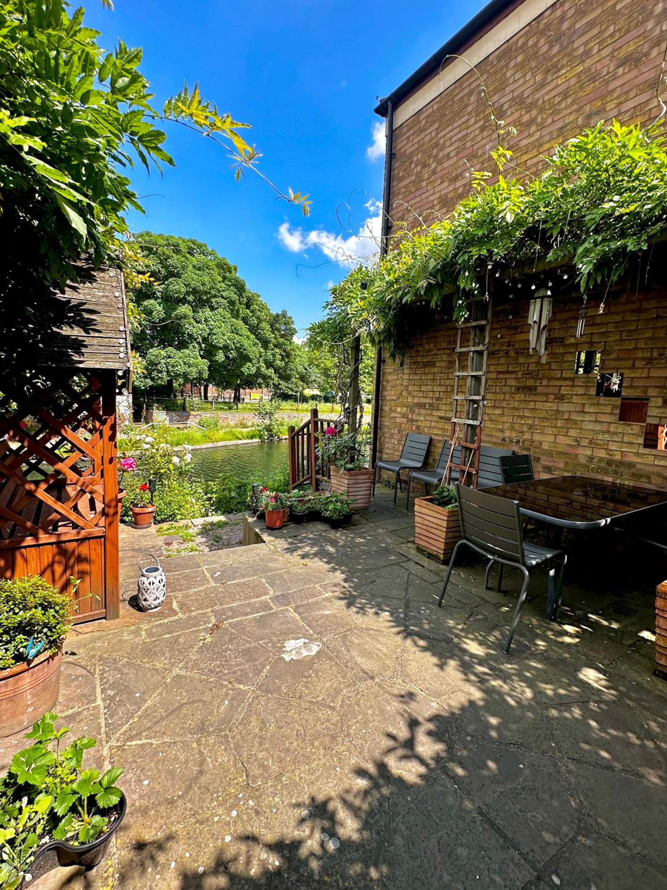 Amazing Location - City of London- 2 Bedroom Stunning Canal View House With Private Garden,Parking & Balcony