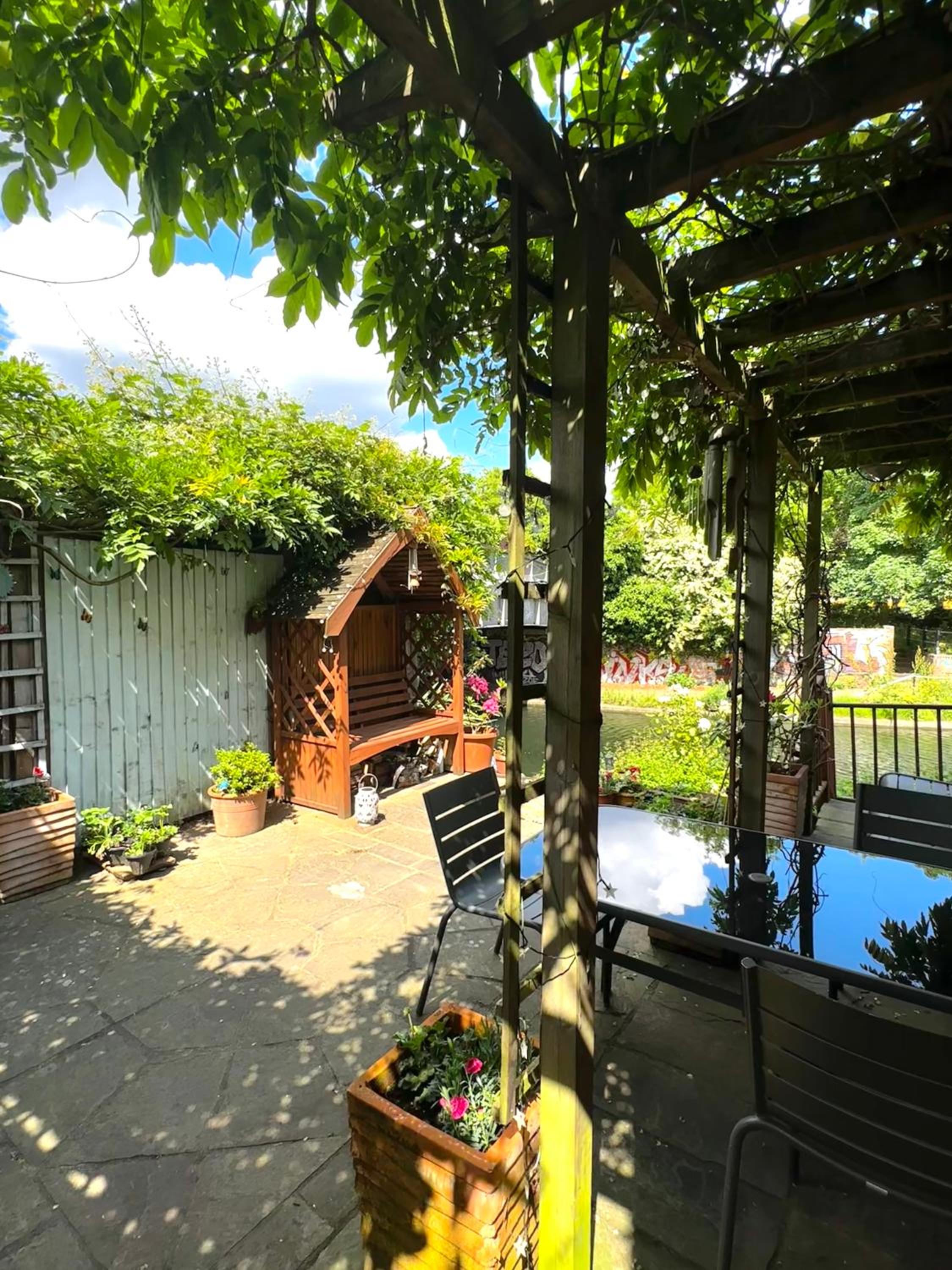 Amazing Location - City of London- 2 Bedroom Stunning Canal View House With Private Garden,Parking & Balcony
