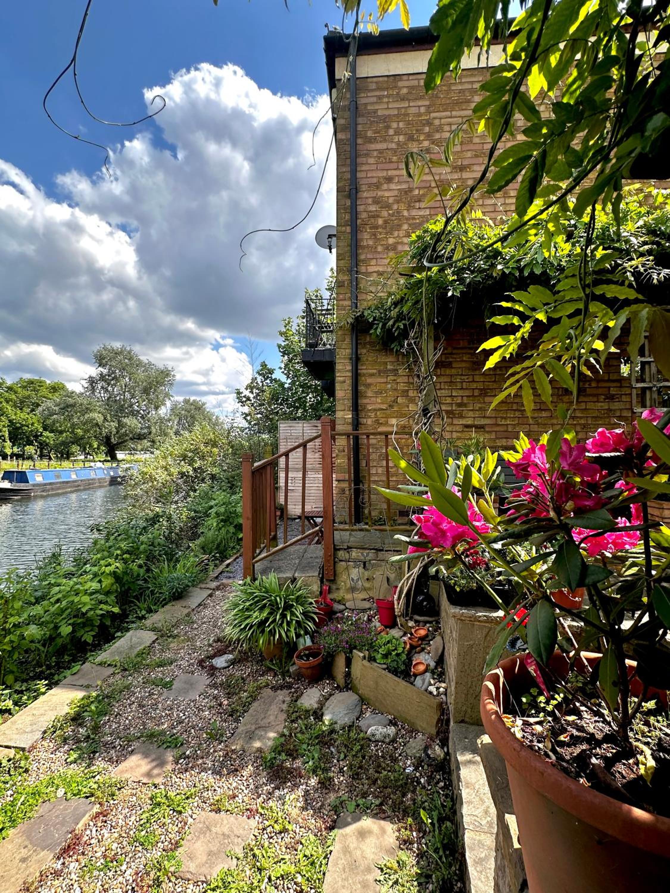 Amazing Location - City of London- 2 Bedroom Stunning Canal View House With Private Garden,Parking & Balcony