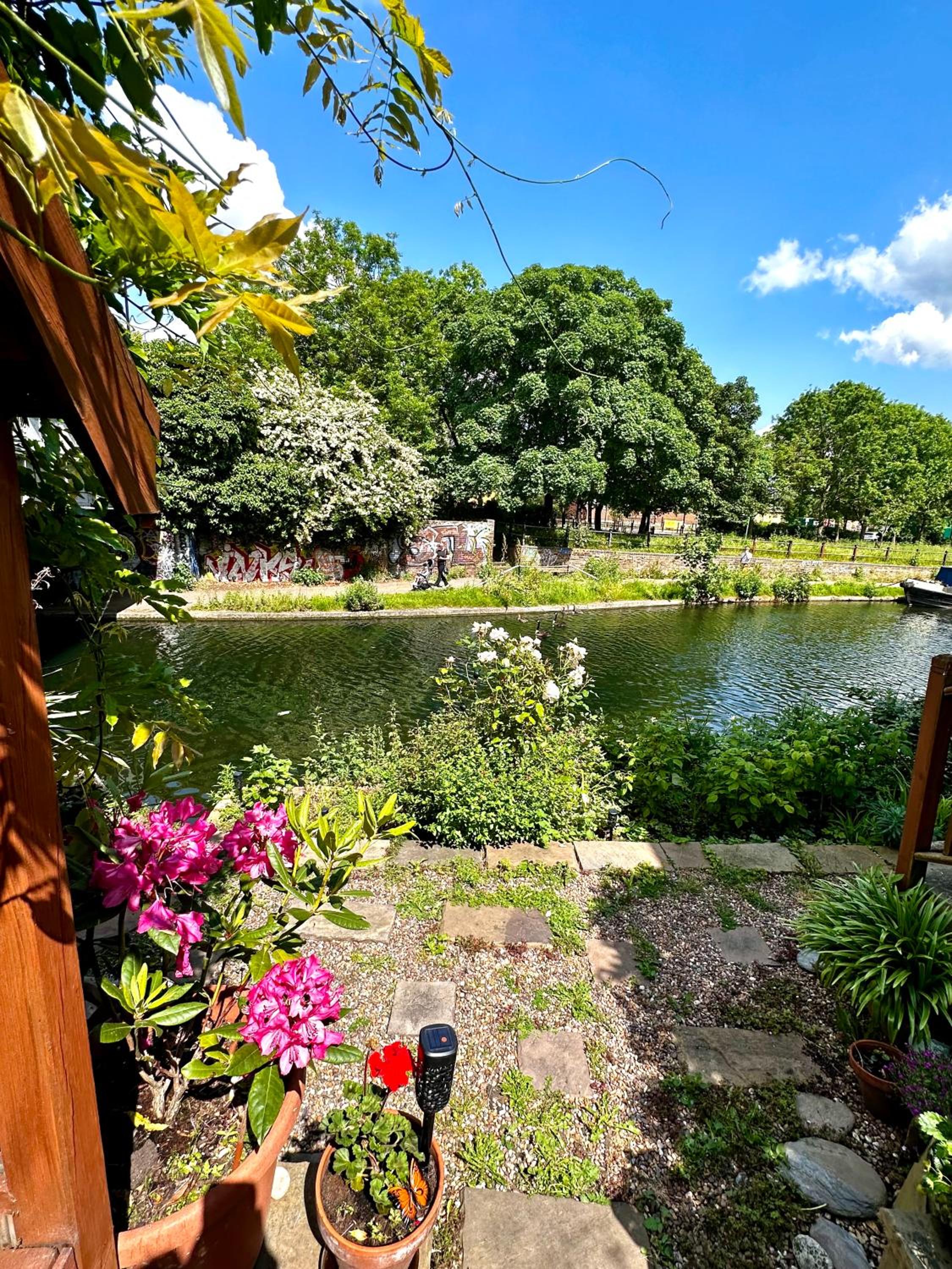 Amazing Location - City of London- 2 Bedroom Stunning Canal View House With Private Garden,Parking & Balcony