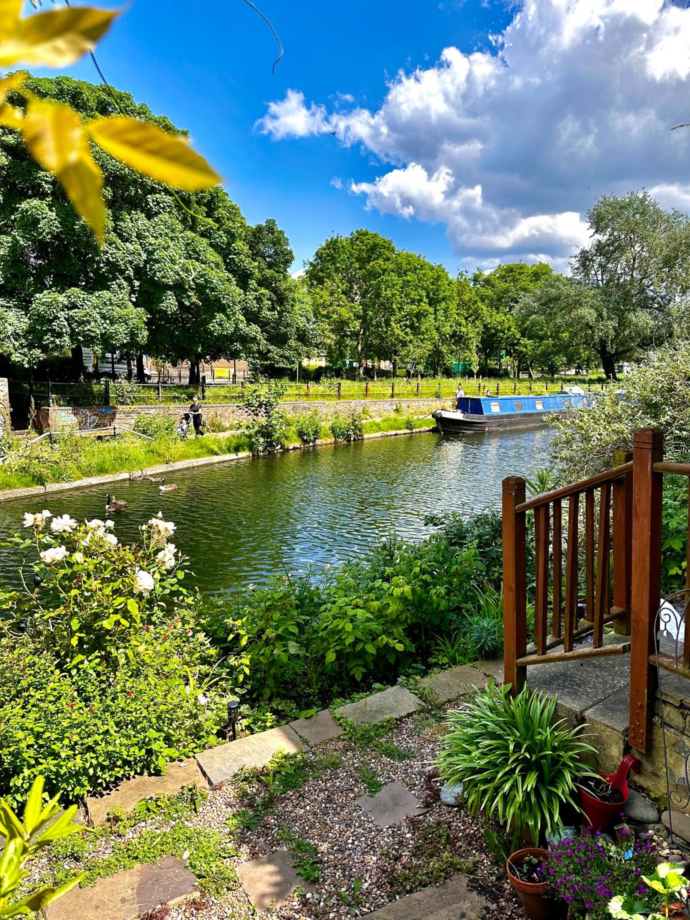 Amazing Location - City of London- 2 Bedroom Stunning Canal View House With Private Garden,Parking & Balcony