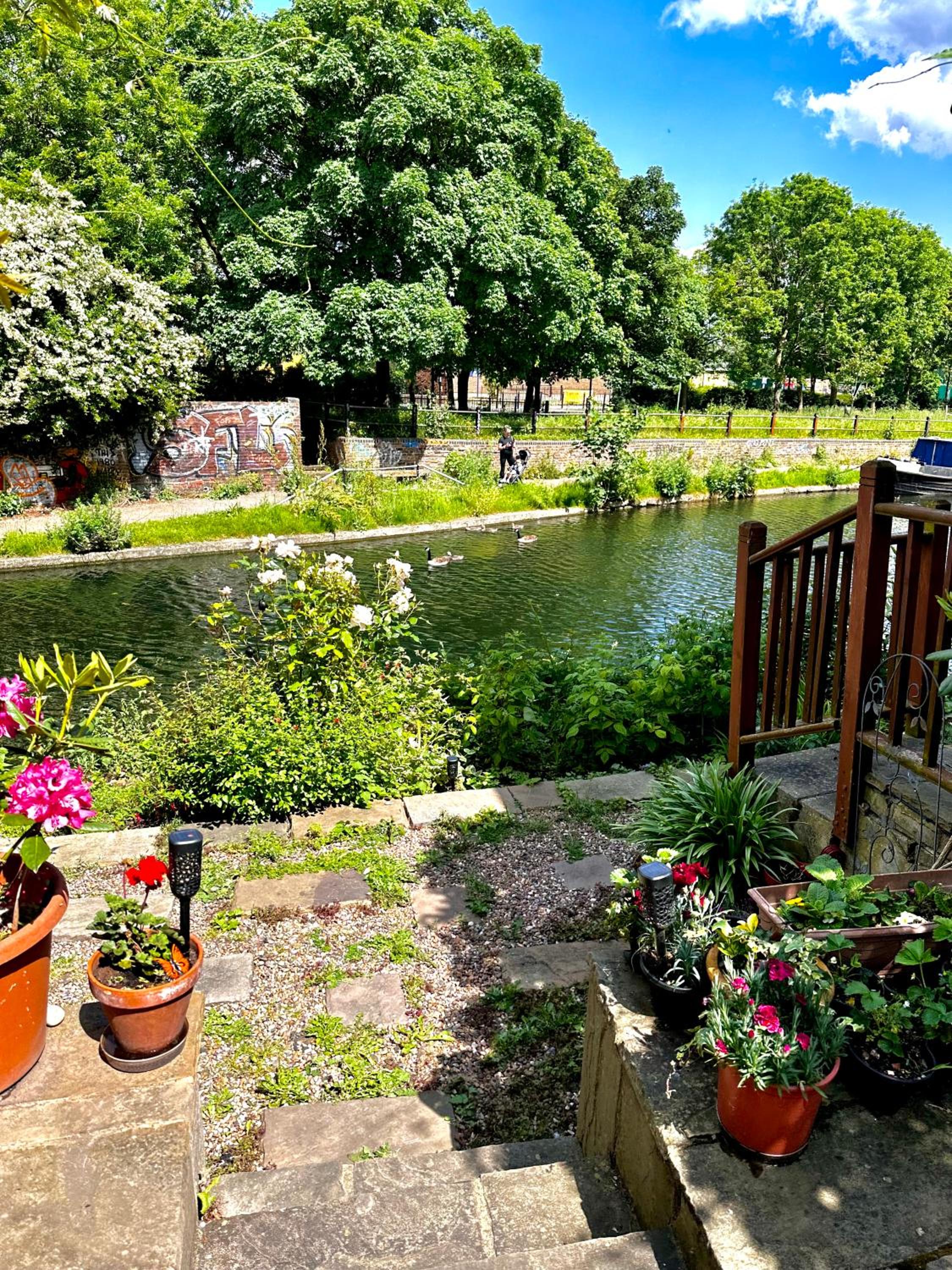 Amazing Location - City of London- 2 Bedroom Stunning Canal View House With Private Garden,Parking & Balcony