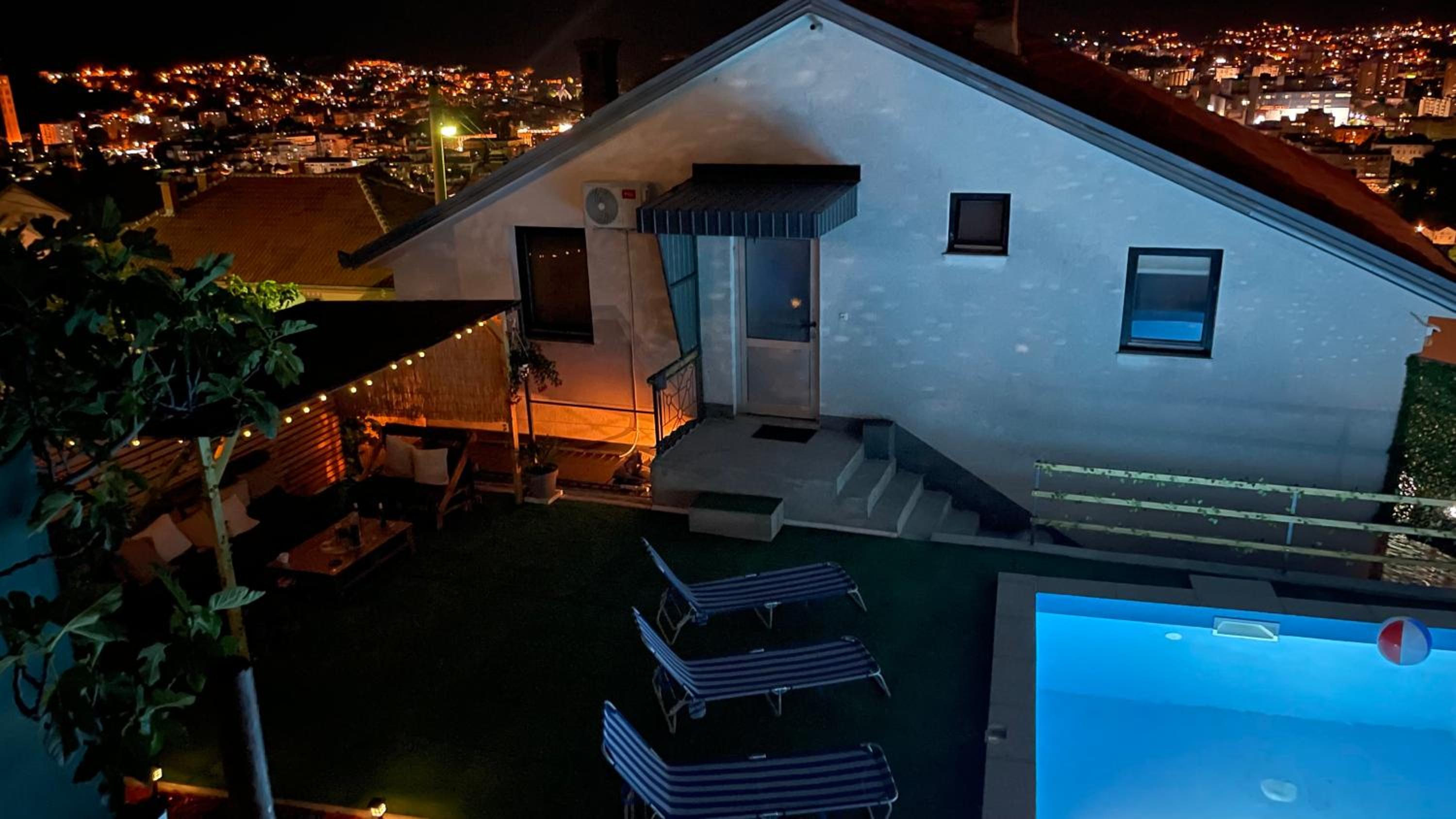 Hills Holiday House
