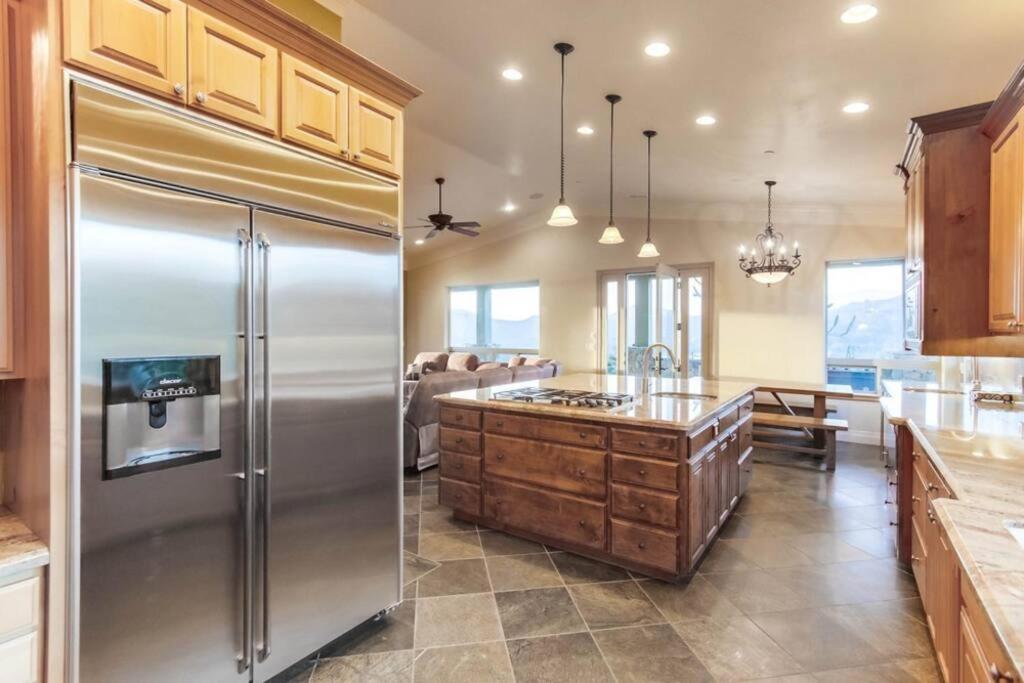 Gorgeous Private Estate with Pool & Pickleball Court