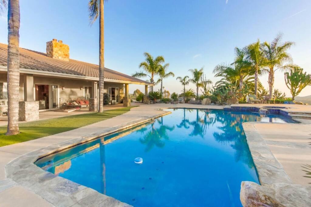 Gorgeous Private Estate with Pool & Pickleball Court