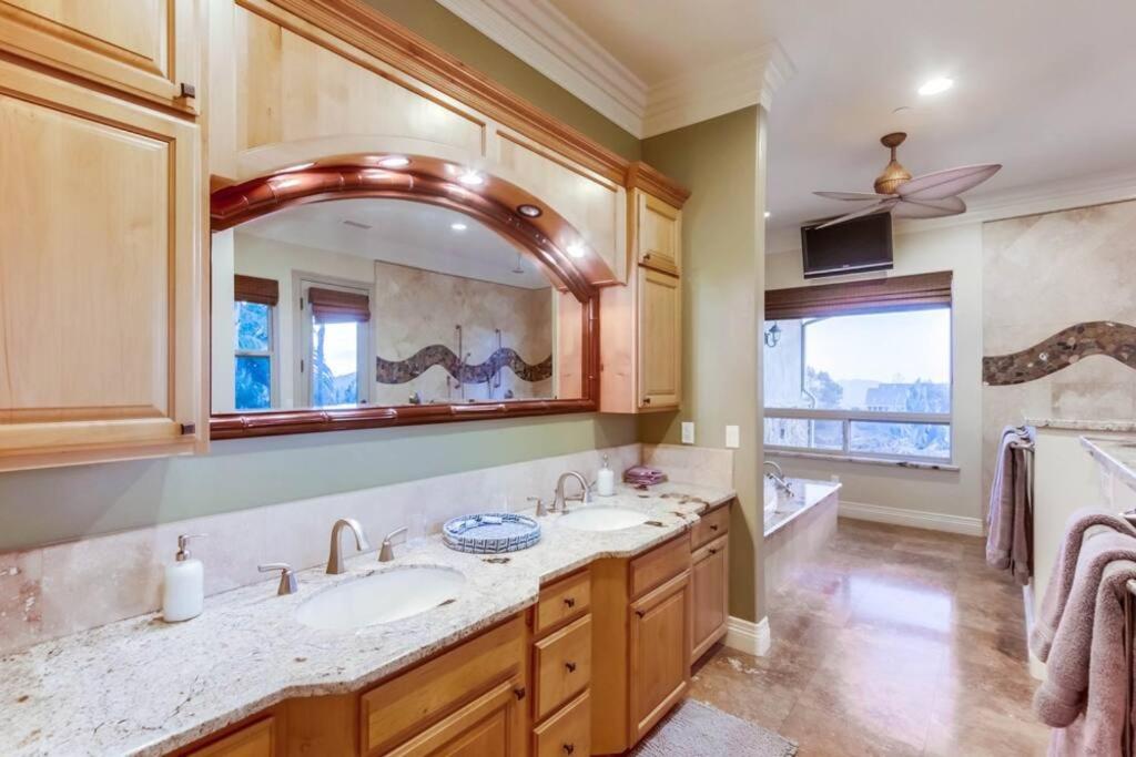 Gorgeous Private Estate with Pool & Pickleball Court