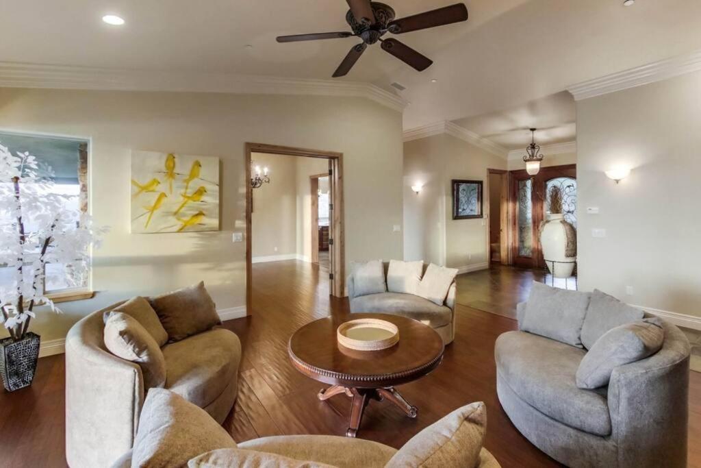 Gorgeous Private Estate with Pool & Pickleball Court