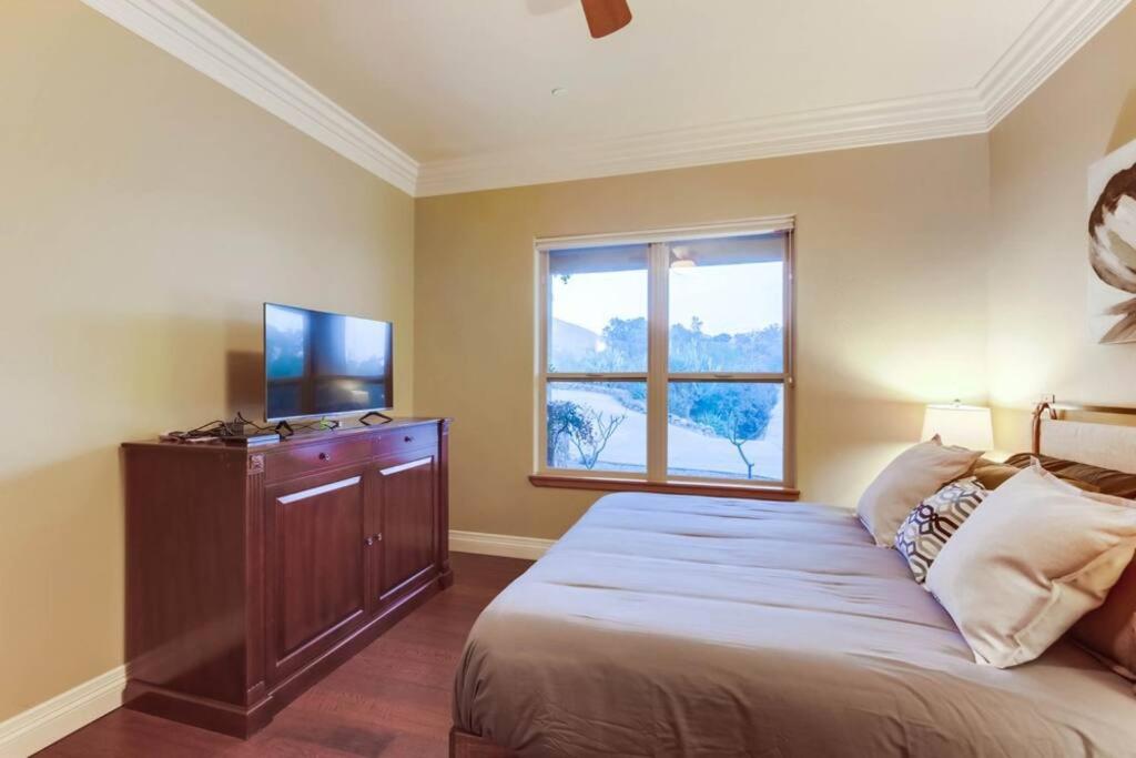 Gorgeous Private Estate with Pool & Pickleball Court