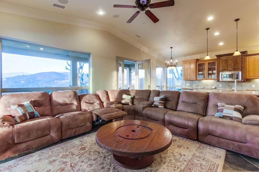 Gorgeous Private Estate with Pool & Pickleball Court