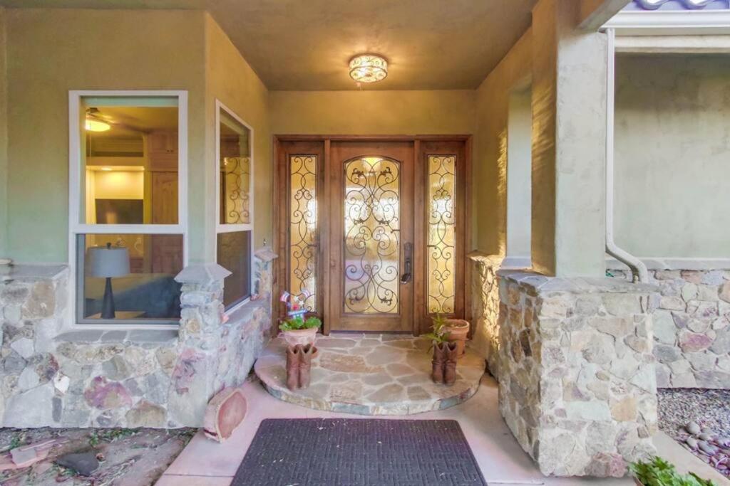 Gorgeous Private Estate with Pool & Pickleball Court