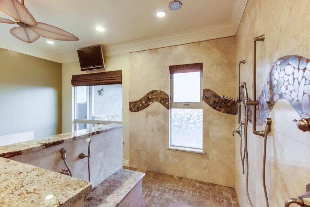 Gorgeous Private Estate with Pool & Pickleball Court