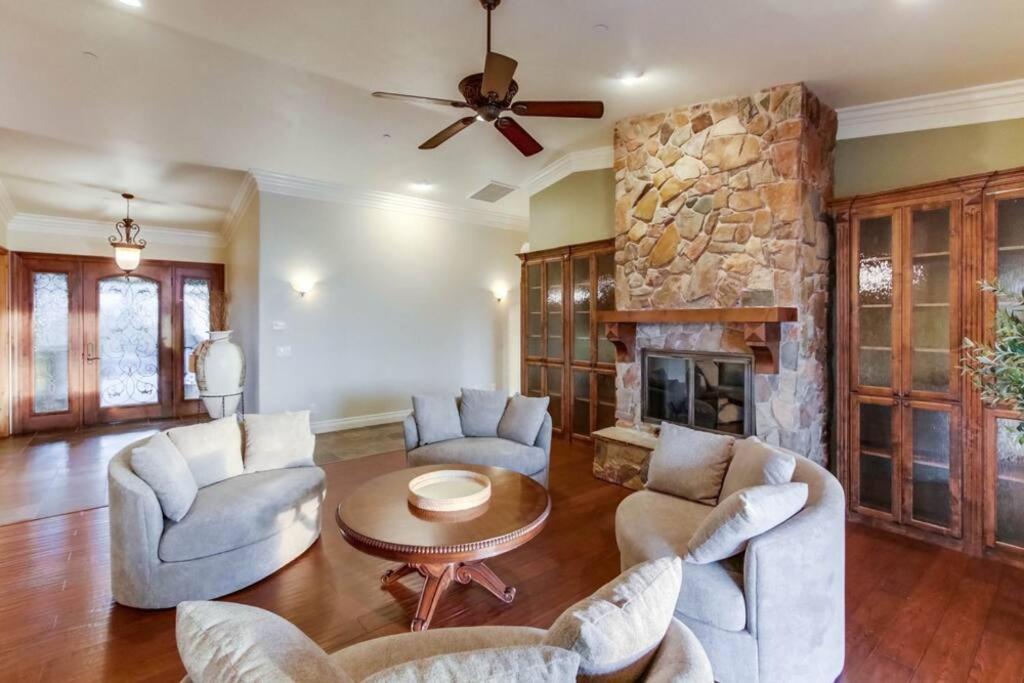 Gorgeous Private Estate with Pool & Pickleball Court