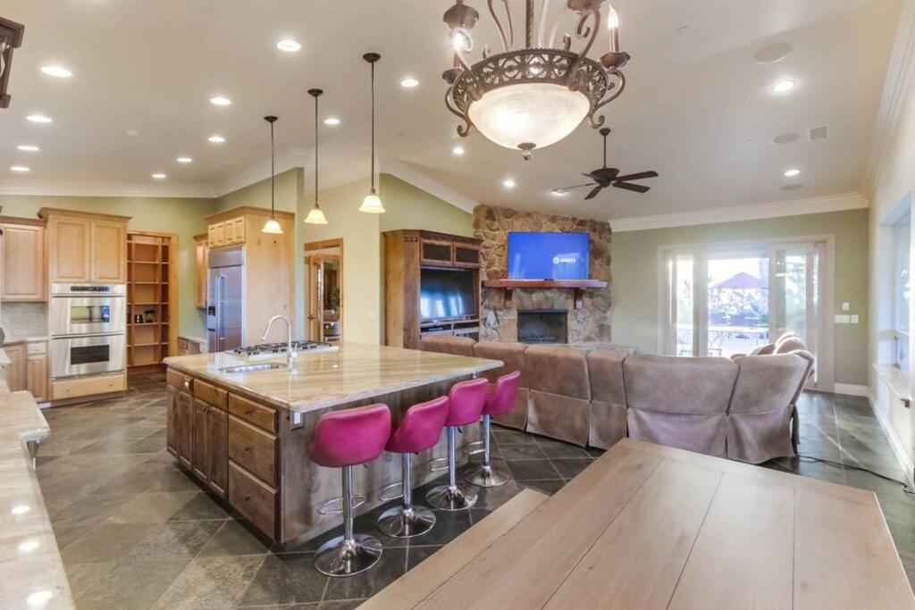 Gorgeous Private Estate with Pool & Pickleball Court