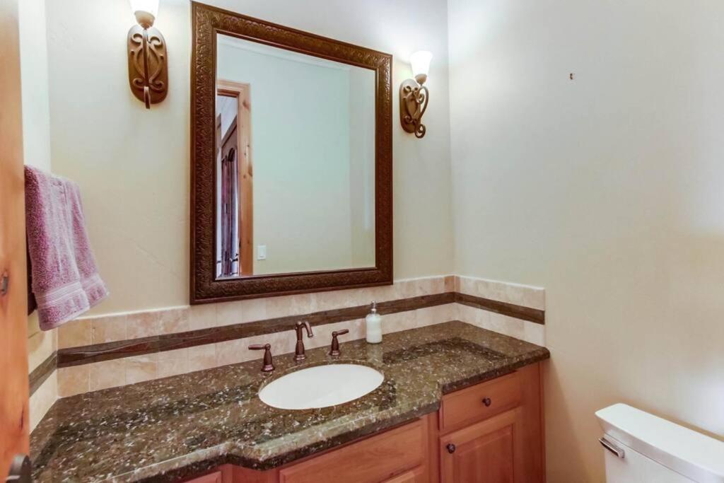 Gorgeous Private Estate with Pool & Pickleball Court