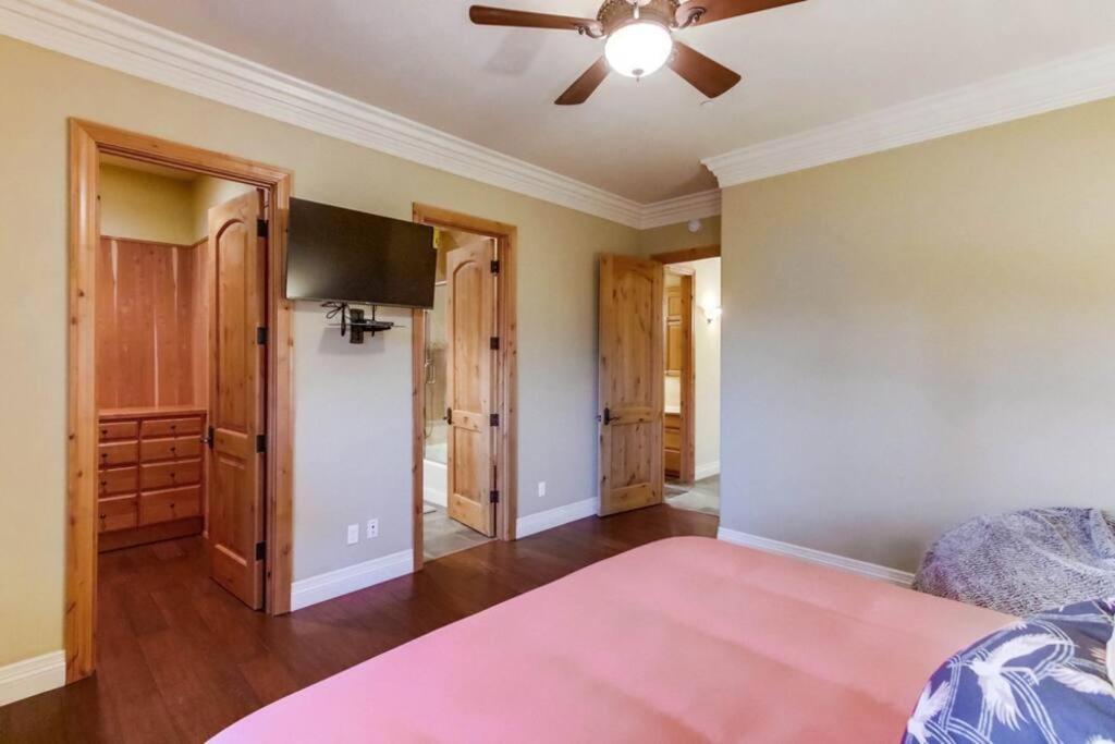 Gorgeous Private Estate with Pool & Pickleball Court