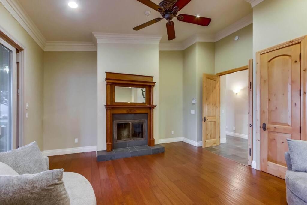 Gorgeous Private Estate with Pool & Pickleball Court