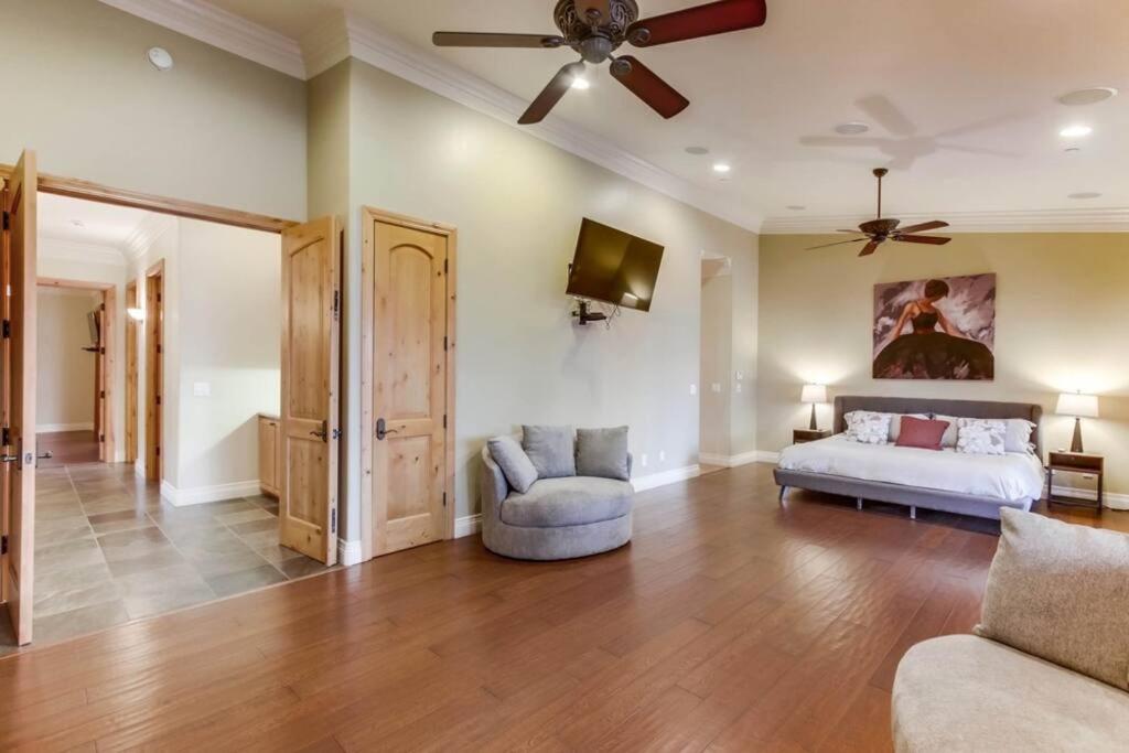 Gorgeous Private Estate with Pool & Pickleball Court