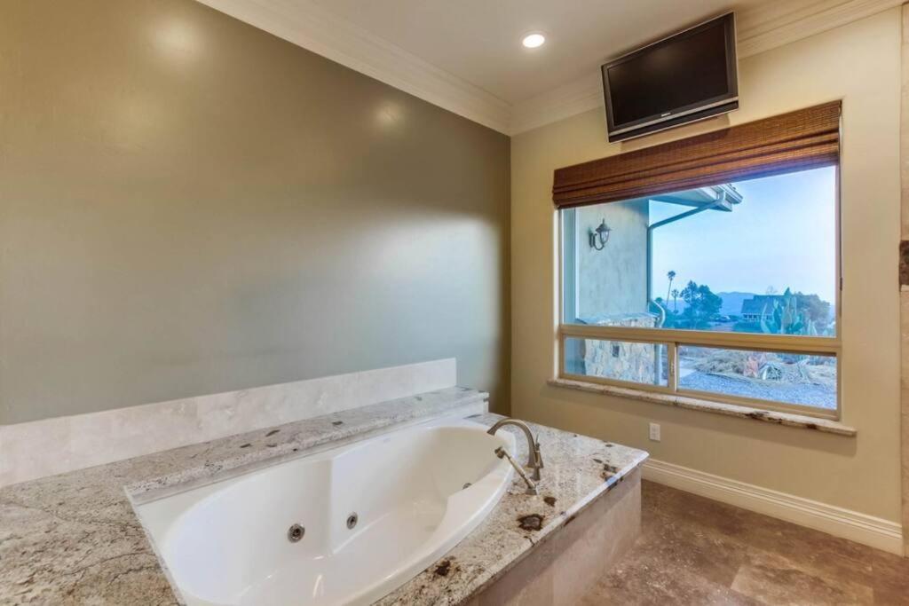 Gorgeous Private Estate with Pool & Pickleball Court
