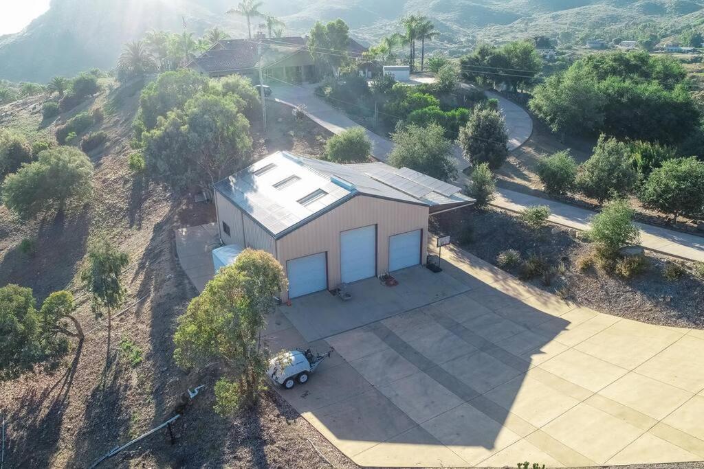 Gorgeous Private Estate with Pool & Pickleball Court