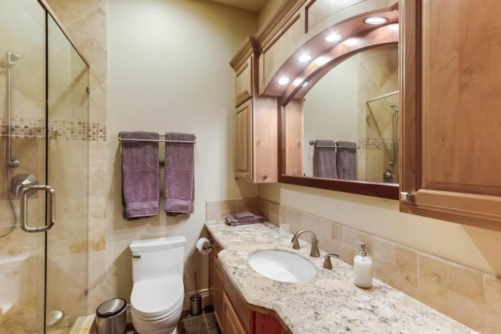 Gorgeous Private Estate with Pool & Pickleball Court