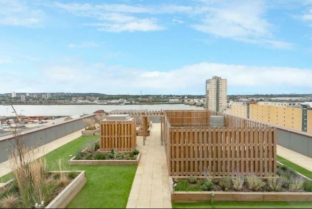 City Escape - Royal Wharf