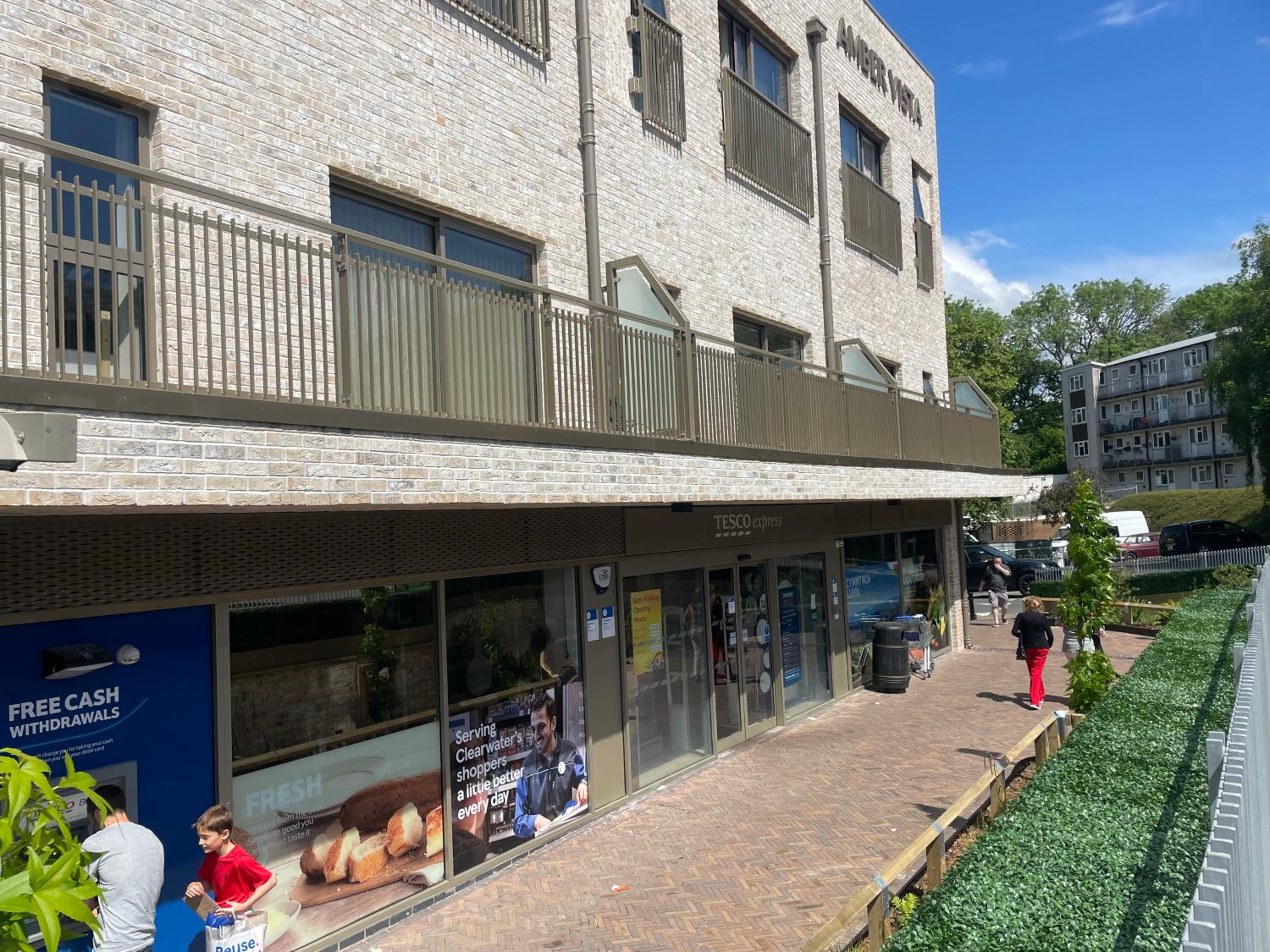 Centrally Located 2Bed Flat With Balcony & Parking view 3