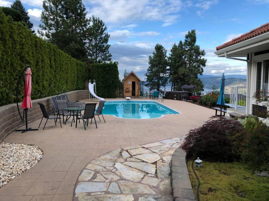 Heated pool, hot tub, 4 AC lake view bedrooms