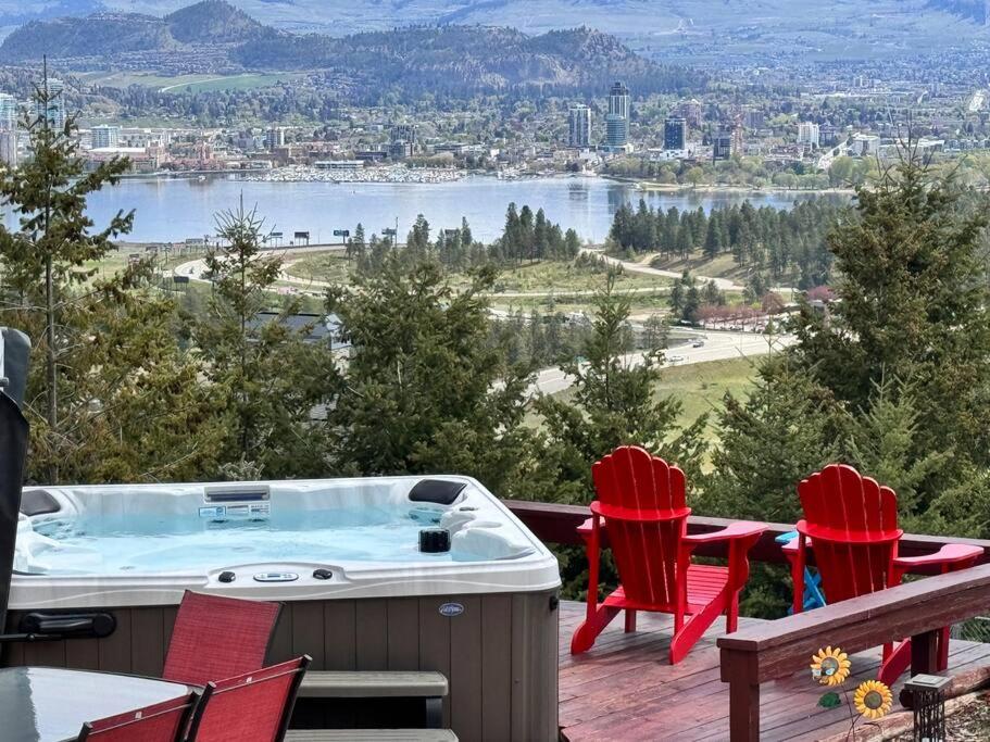 Heated pool, hot tub, 4 AC lake view bedrooms