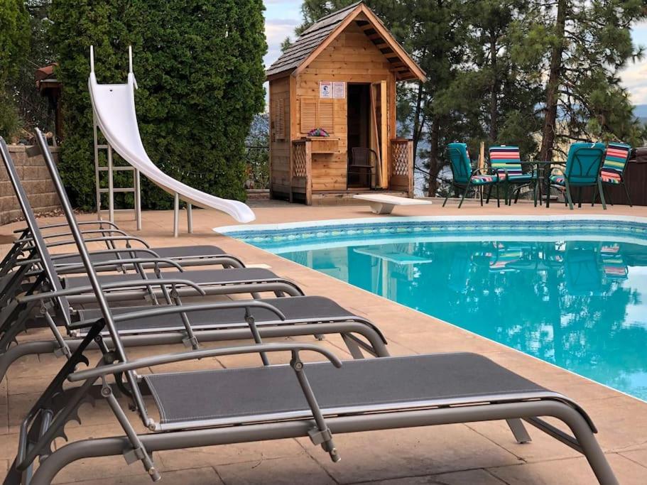 Heated pool, hot tub, 4 AC lake view bedrooms