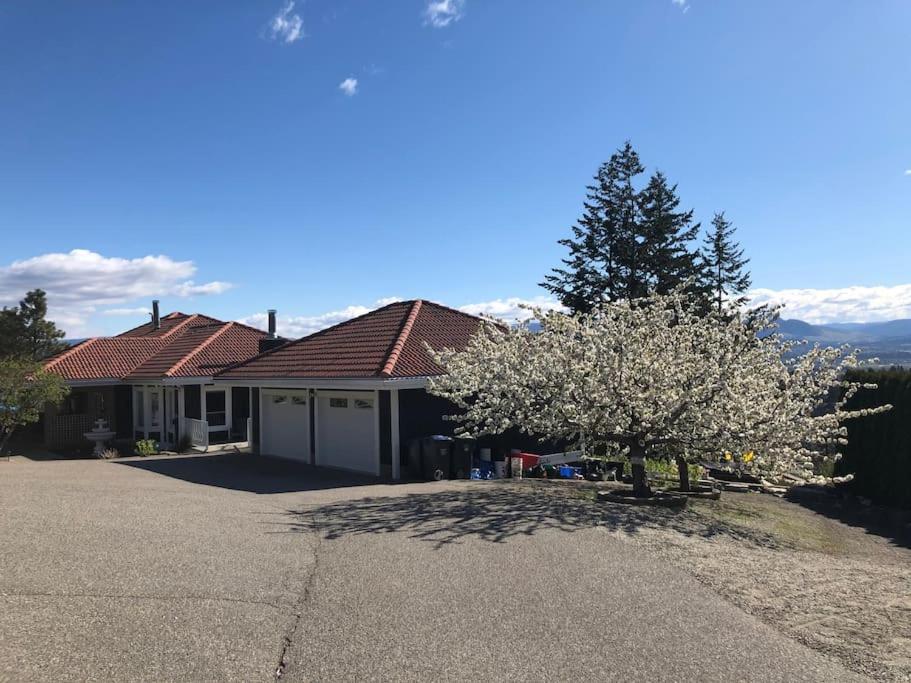Heated pool, hot tub, 4 AC lake view bedrooms