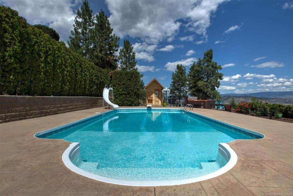 Heated pool, hot tub, 4 AC lake view bedrooms