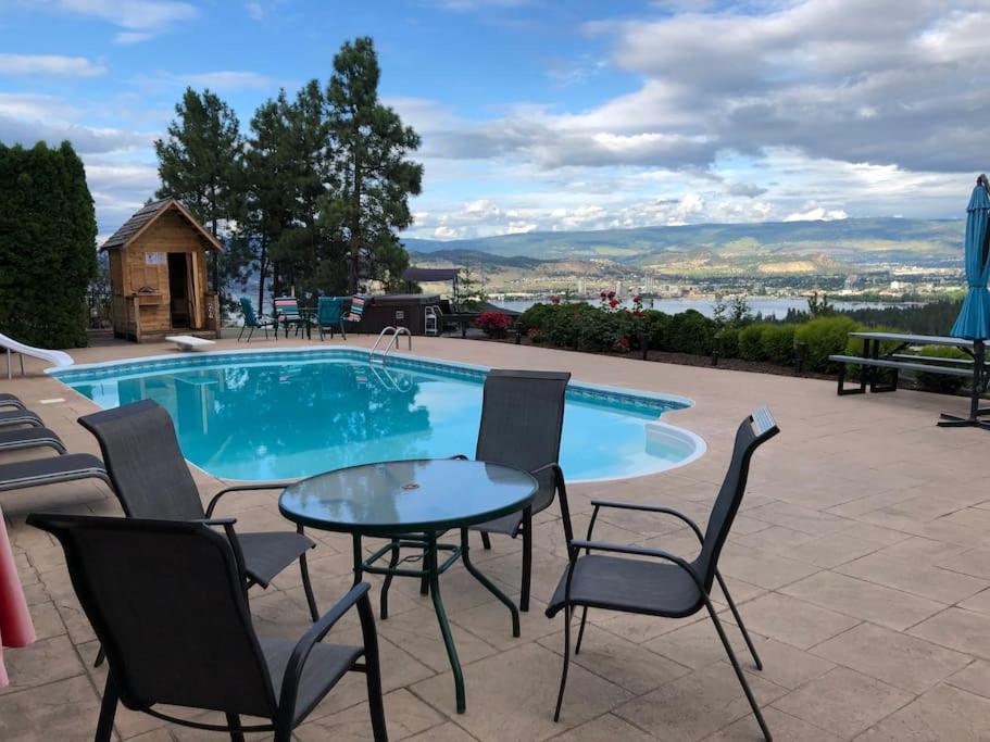 Heated pool, hot tub, 4 AC lake view bedrooms