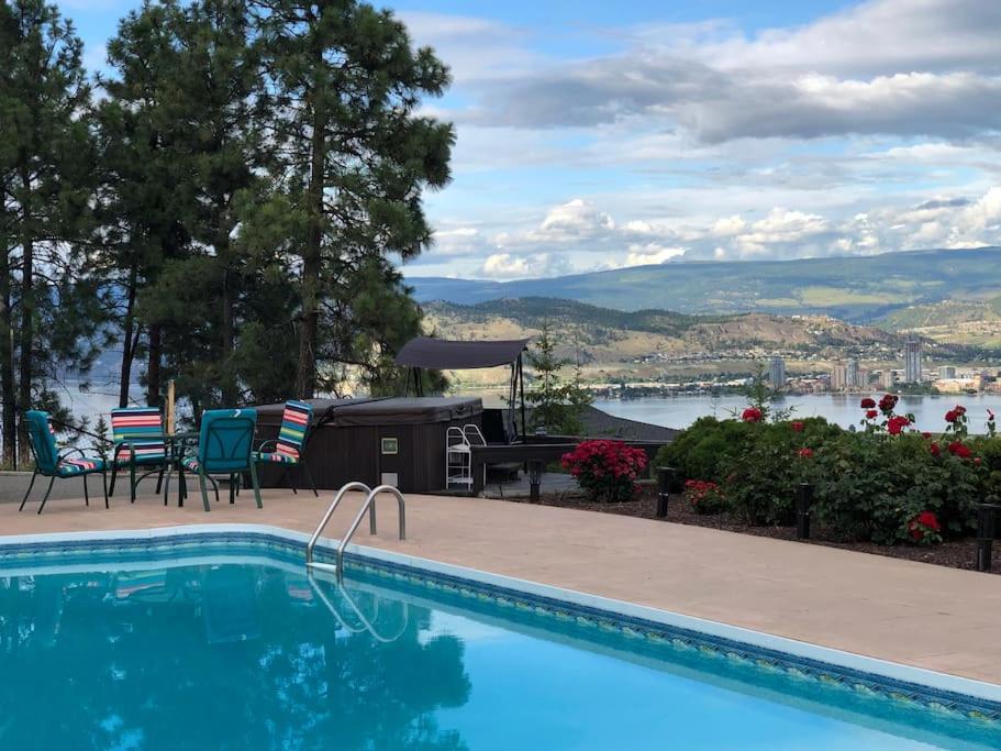 Heated pool, hot tub, 4 AC lake view bedrooms