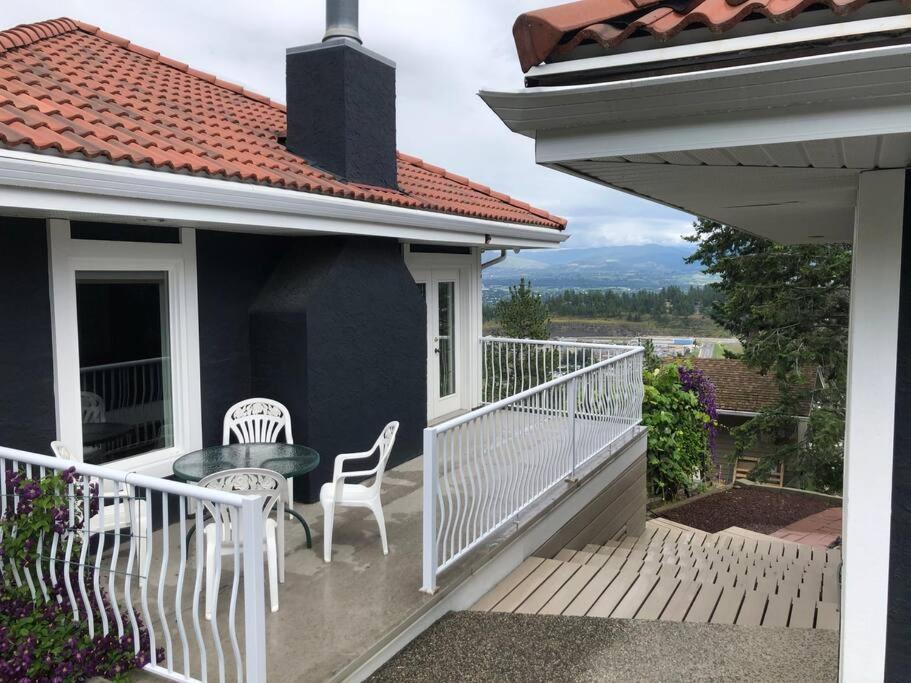 Heated pool, hot tub, 4 AC lake view bedrooms