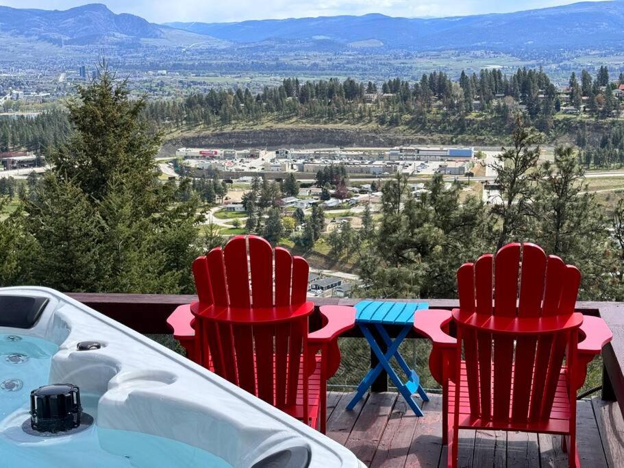 Heated pool, hot tub, 4 AC lake view bedrooms