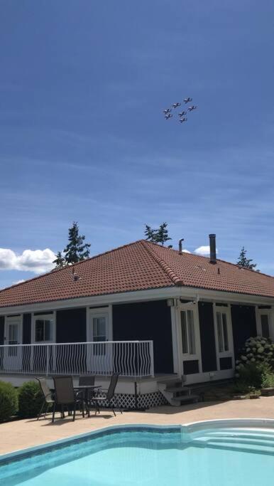 Heated pool, hot tub, 4 AC lake view bedrooms