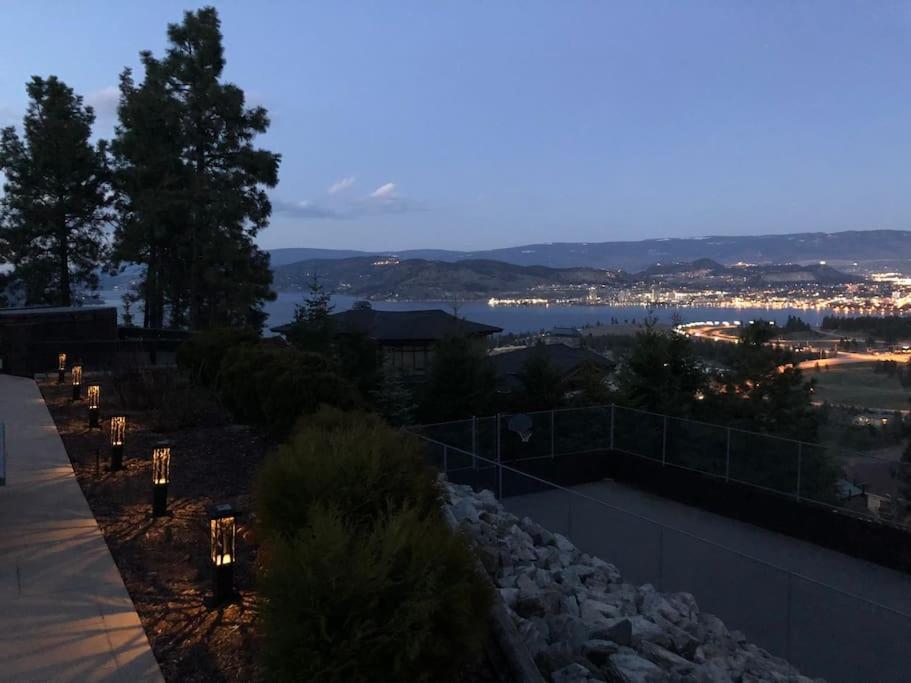 Heated pool, hot tub, 4 AC lake view bedrooms