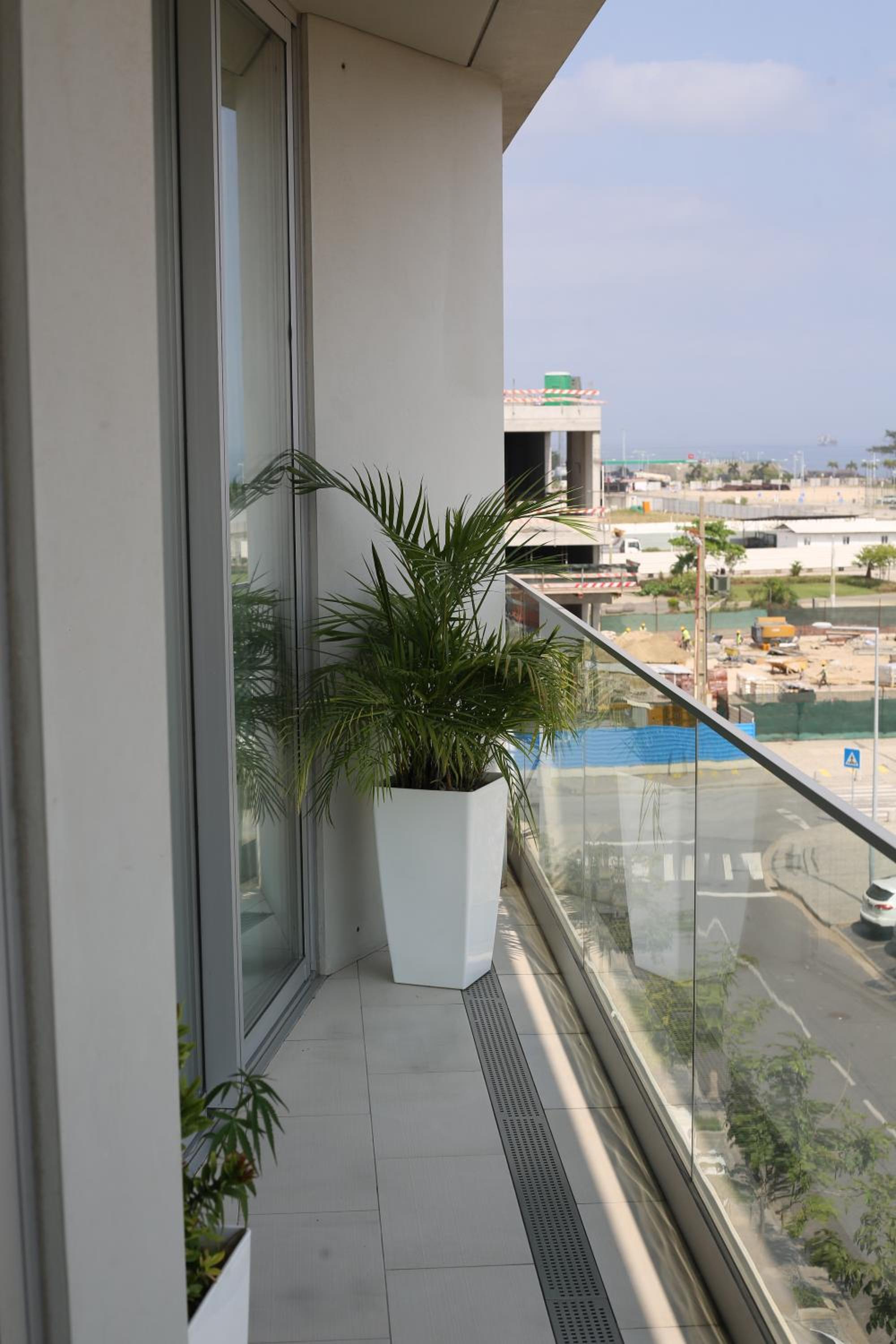 Island, Pool & Sea Apartment