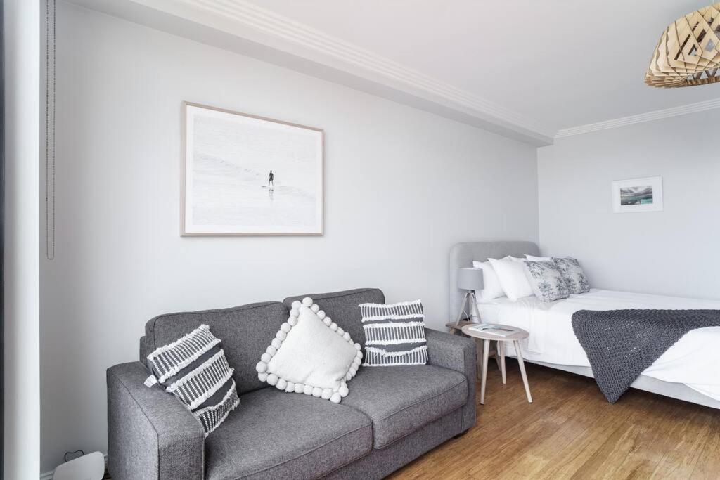 Sunny Large Bondi Studio -Lift-Parking-Balcony-AC