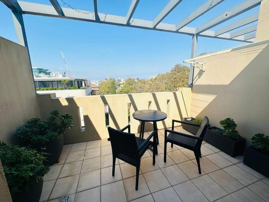Sunny Large Bondi Studio -Lift-Parking-Balcony-AC