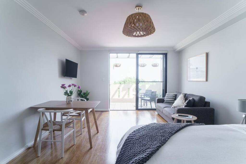 Sunny Large Bondi Studio -Lift-Parking-Balcony-AC
