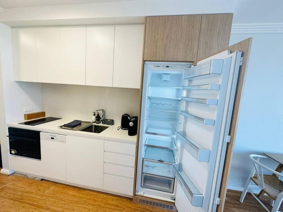 Sunny Large Bondi Studio -Lift-Parking-Balcony-AC
