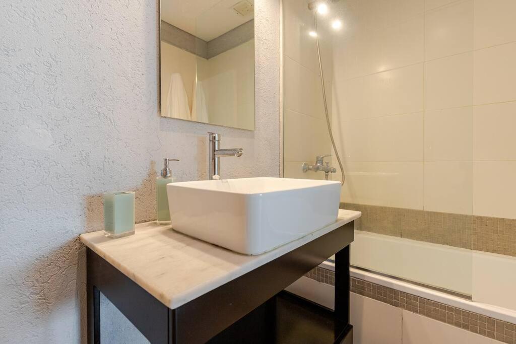 Riverside Serenity Minimalist Apartment near City
