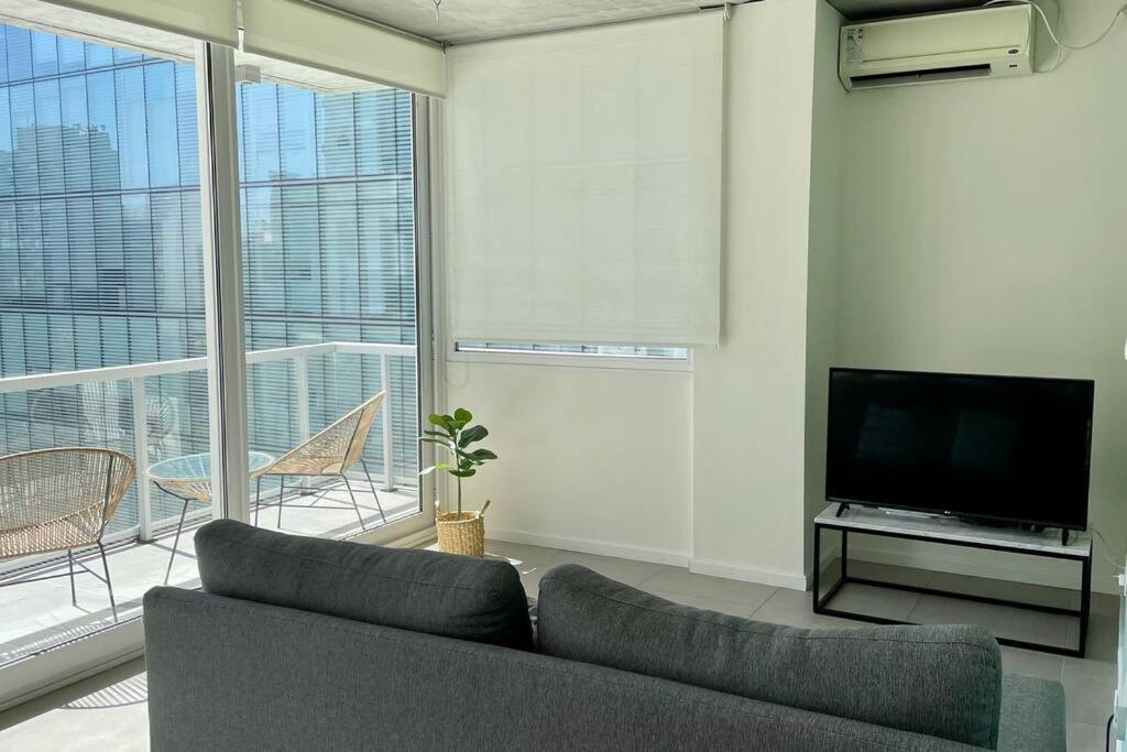 Riverside Serenity Minimalist Apartment near City