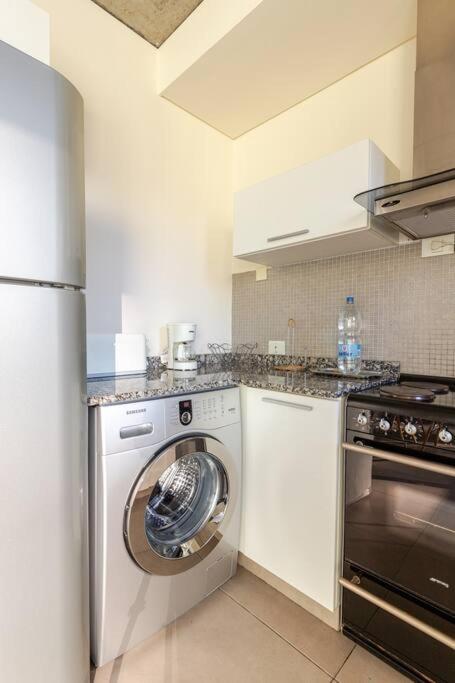 Riverside Serenity Minimalist Apartment near City