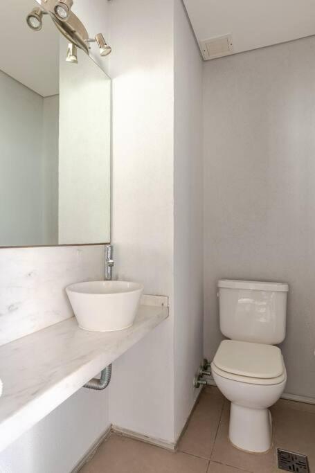 Riverside Serenity Minimalist Apartment near City