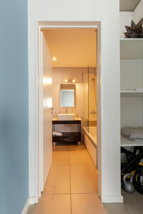 Riverside Serenity Minimalist Apartment near City