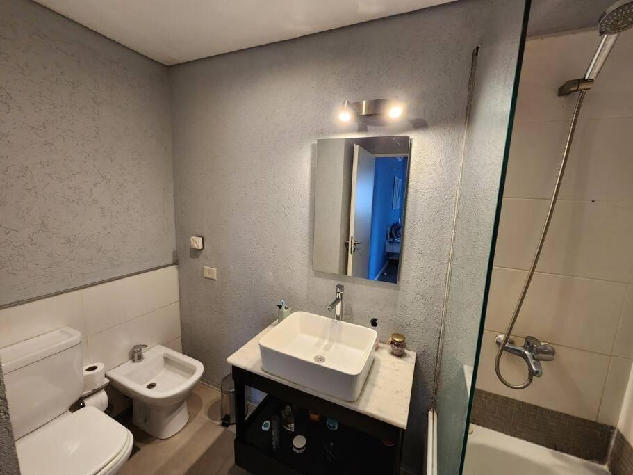 Riverside Serenity Minimalist Apartment near City